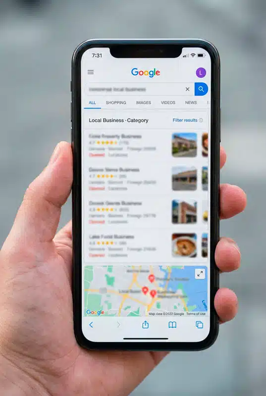 Entrepreneur stressé se tenant la tête entre les mains devant son ordinateur portable affichant une page de résultats Google. Illustration de la frustration liée à un site internet introuvable.